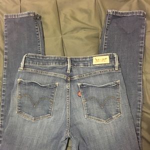Women’s mid rise Levi skinny jeans! Size 6